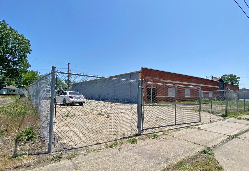 More Photos Of 22778 Globe Ave, Warren Warehouse For Lease