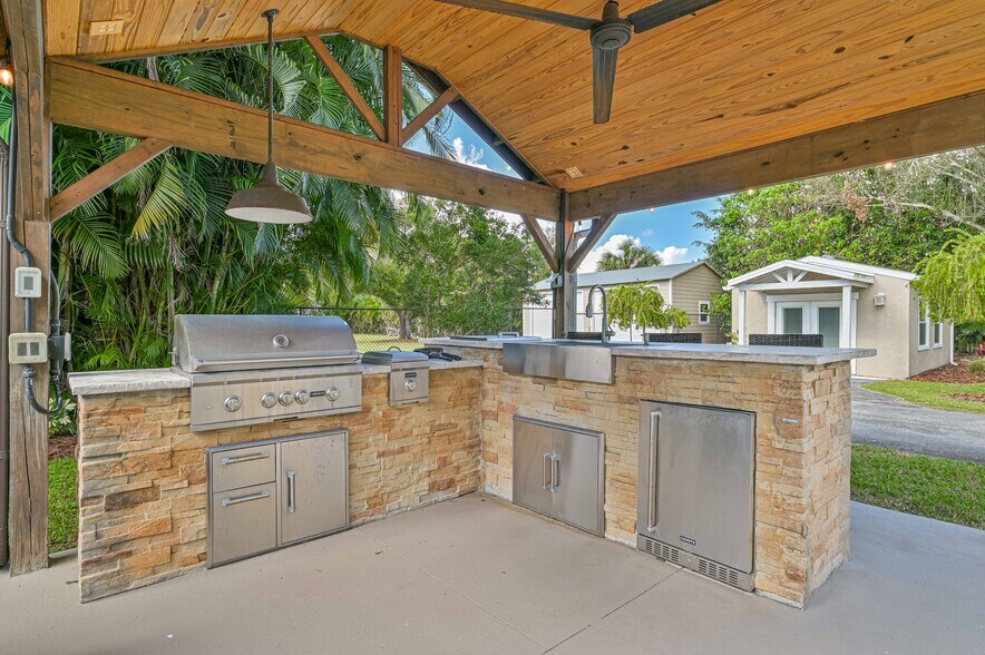 More Photos Of 4240 Ellis Rd, Fort Myers Apartments For Sale