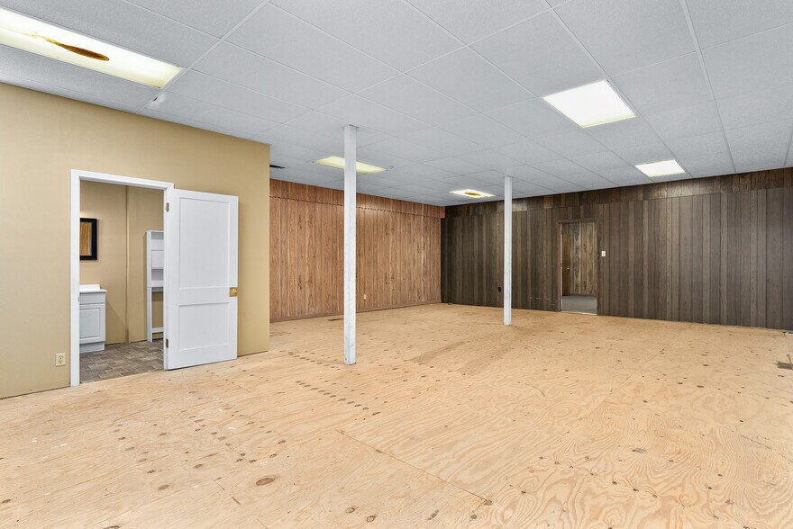 More Photos Of 155 N Broadway Ave, Booneville Storefront For Sale