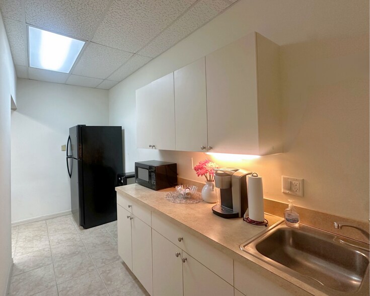 More Photos Of 2540 Metrocentre Blvd, West Palm Beach Medical For Lease