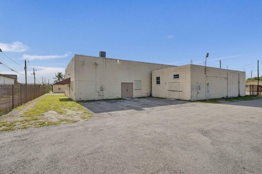 More Photos Of 4167 SW 18th St, West Park Industrial For Sale