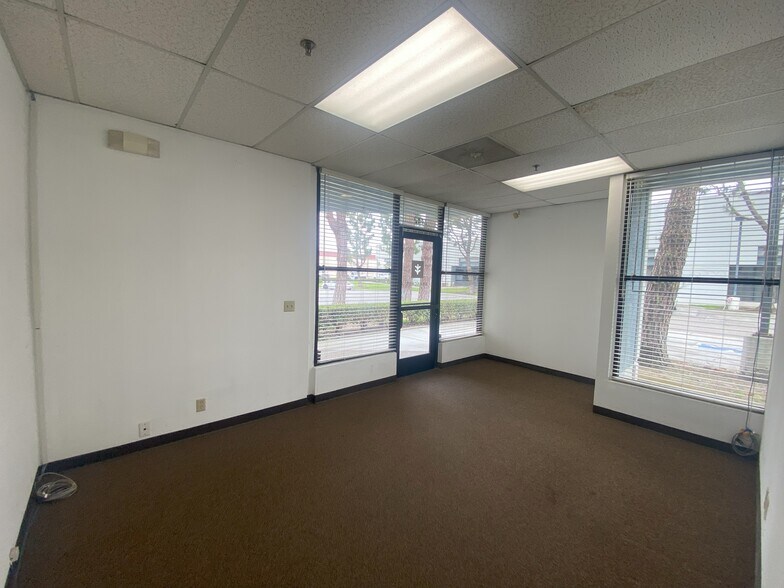 More Photos Of 7442 Vincent Cir, Huntington Beach Manufacturing For Lease