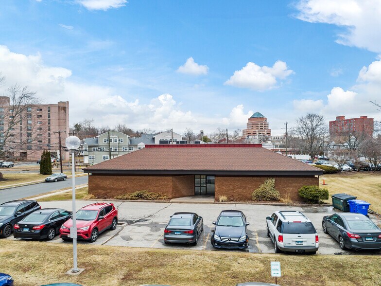 More Photos Of 85 Church St, Middletown Medical For Sale