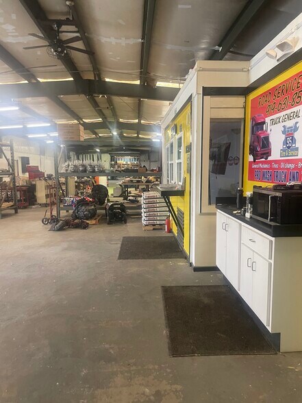 More Photos Of 3245 Baywood Rd, Eastover Warehouse For Sale