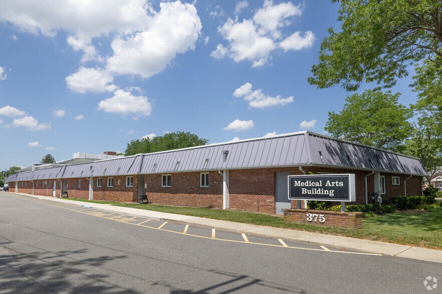 More Photos Of 375 E Main St, Bay Shore Medical For Lease