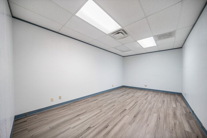 More Photos Of 201 W Poplar St, San Antonio Medical For Sale