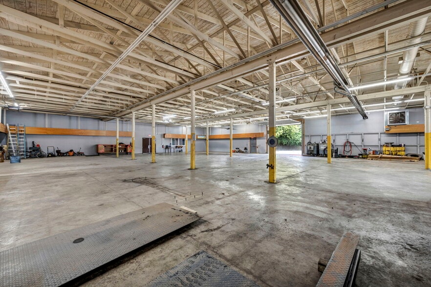 More Photos Of 215 W Bridge St, Elyria General Retail For Sale