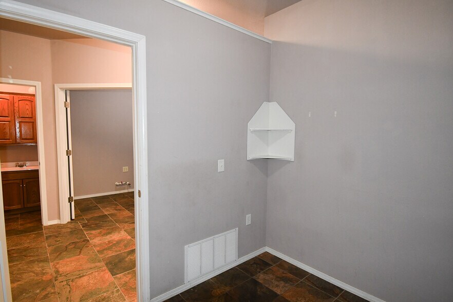 More Photos Of 455 W Ruth Ave, Sallisaw Office For Sale