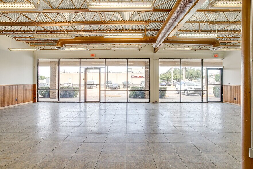 More Photos Of 5801 Curzon Ave, Fort Worth General Retail For Lease