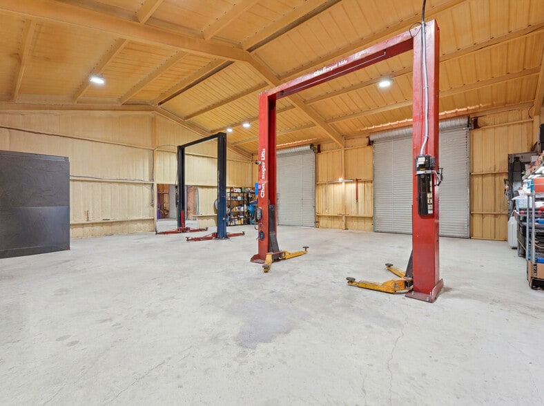 More Photos Of 117 Business Dr W, Kerrville Warehouse For Sale
