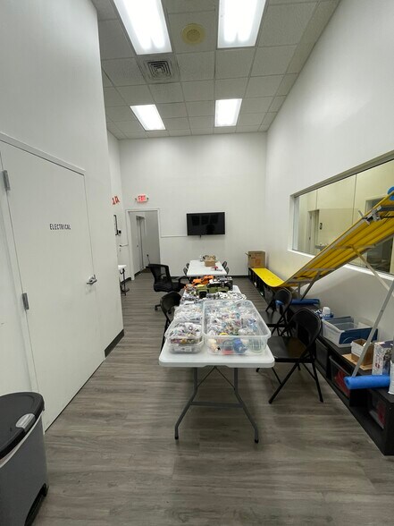 More Photos Of 2755 Tyrone Blvd, Saint Petersburg General Retail For Lease