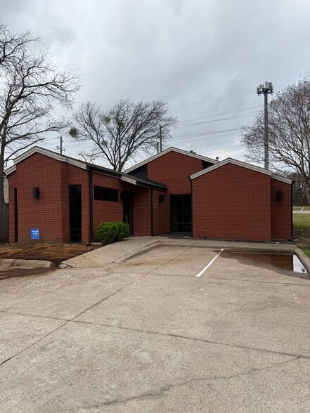 Primary Photo Of 2401 W Green Oaks Blvd, Arlington Office For Lease
