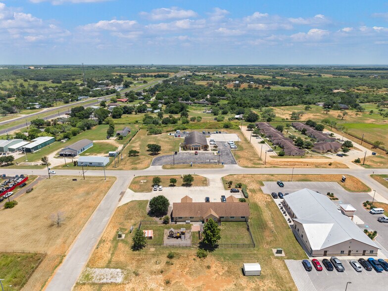 More Photos Of 140 Paloma Dr, Floresville Office For Sale