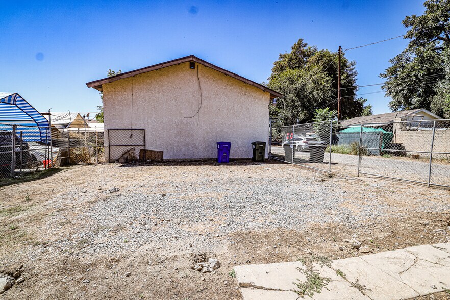 More Photos Of 11216 Pipeline Ave, Pomona Service For Lease