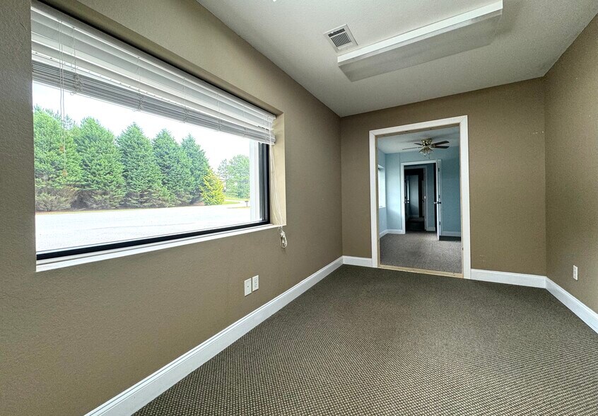 More Photos Of 144 Commerce Pky, Cornelia Flex For Sale