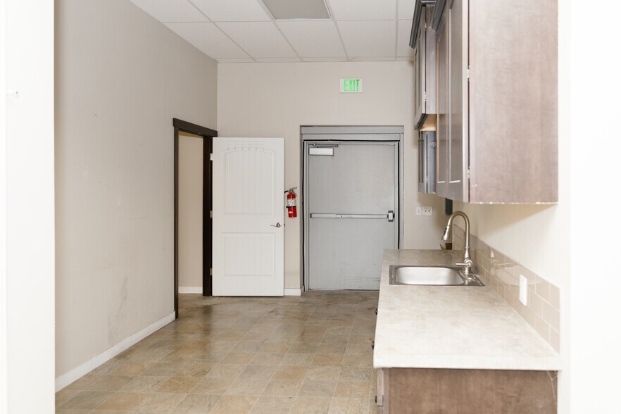 More Photos Of 2201 W Nob Hill Blvd, Yakima Freestanding For Lease