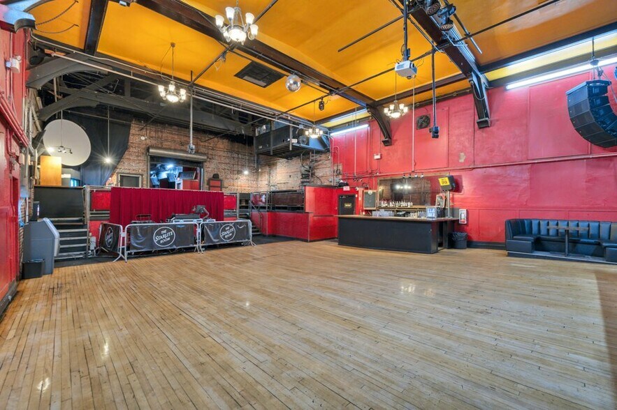 More Photos Of 10030 102nd St NW, Edmonton Bar For Sale