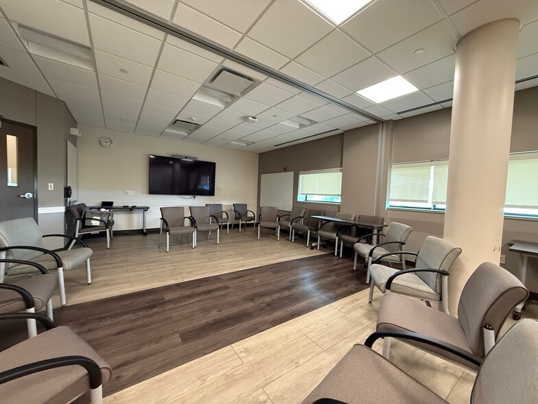 More Photos Of 9697 191st St, Mokena Office For Lease