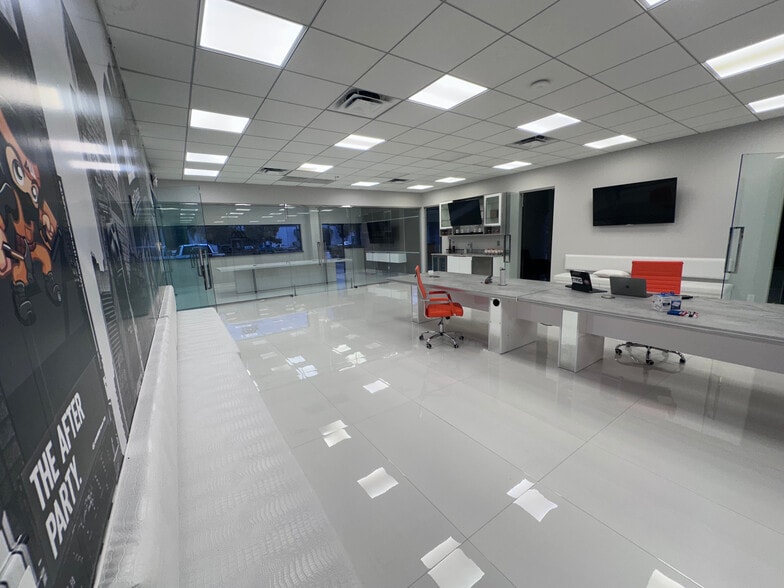 More Photos Of 10130-10188 NW 47th St, Sunrise Light Manufacturing For Sale