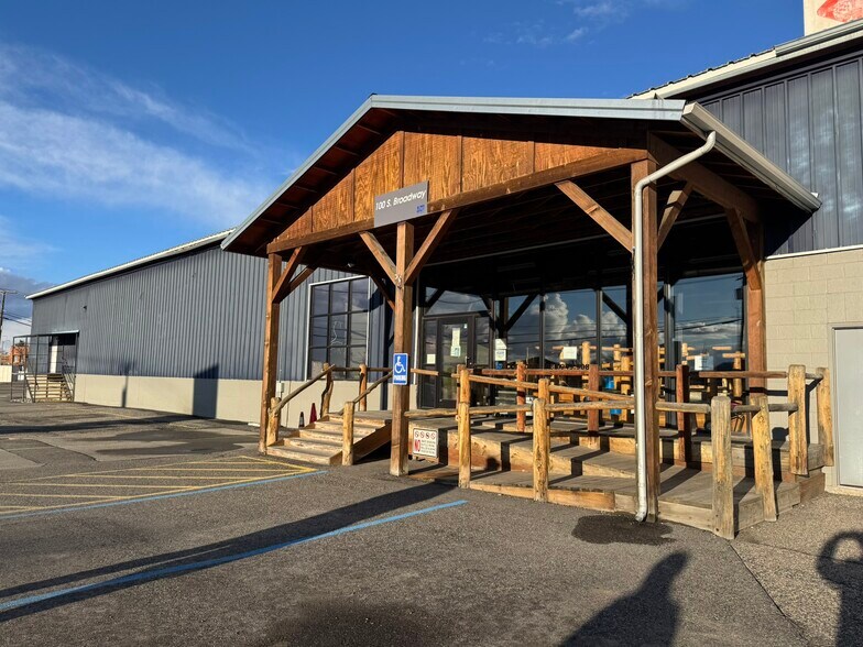 More Photos Of 100 S Broadway, Belgrade Distribution For Sale