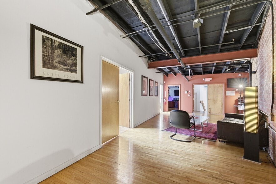 More Photos Of 5401 W Alvern Cir, Los Angeles Office Residential For Lease