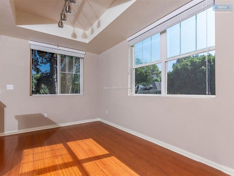More Photos Of 1239 W 30th St, Los Angeles Apartments For Sale