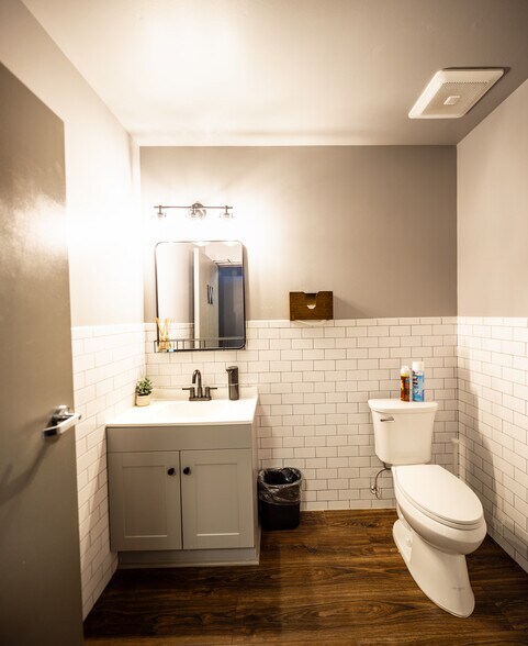 More Photos Of 6586 S Kenton St, Centennial Showroom For Lease