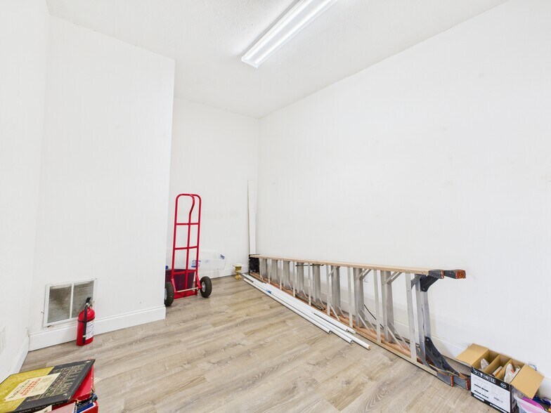 More Photos Of 1 Beverly Hills Blvd, Beverly Hills General Retail For Sale