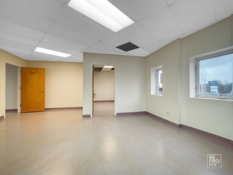 More Photos Of 1870 S Blue Island Ave, Chicago Office For Sale