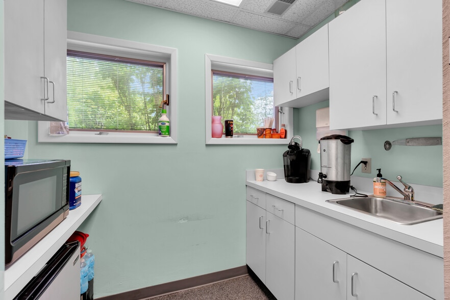 More Photos Of 501 Iron Bridge Rd, Freehold Medical For Sale