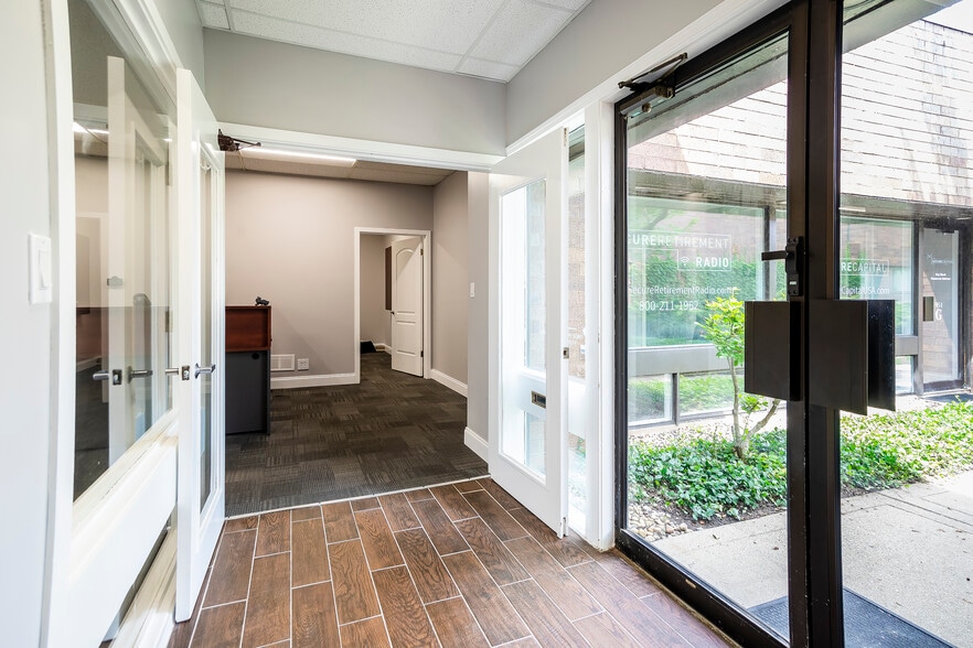 More Photos Of 951 N Plum Grove Rd, Schaumburg Office For Lease