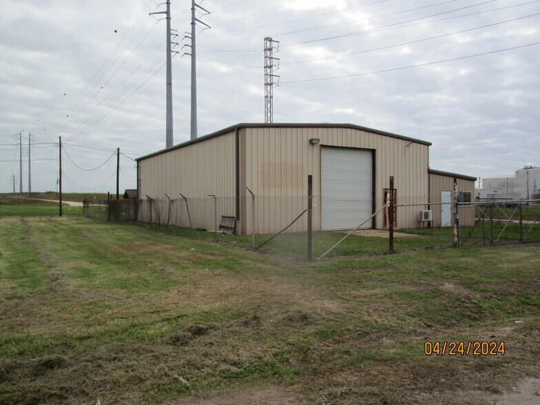 More Photos Of 530 E 2nd St, Freeport Warehouse For Lease