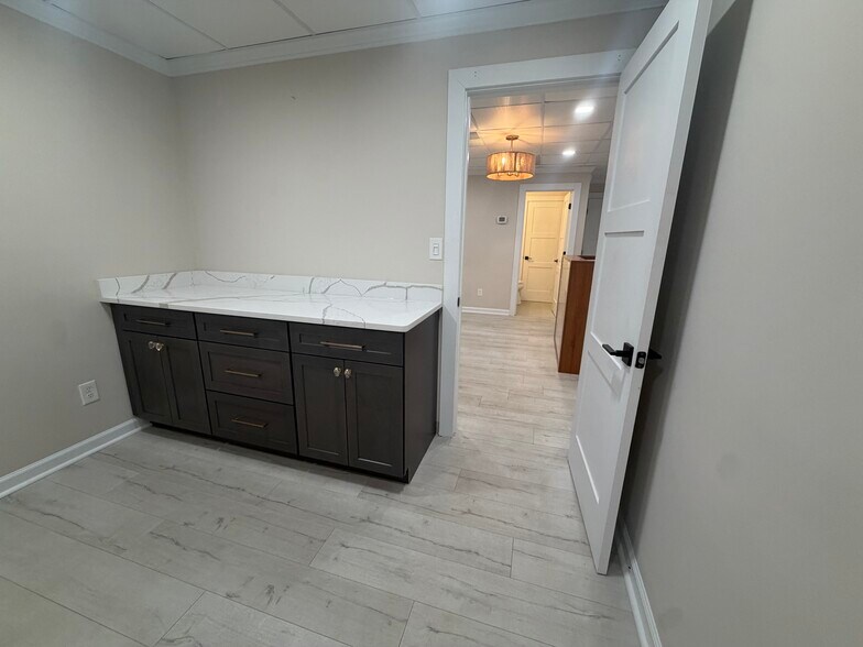 More Photos Of 425 E Crossville Rd, Roswell Office Residential For Lease