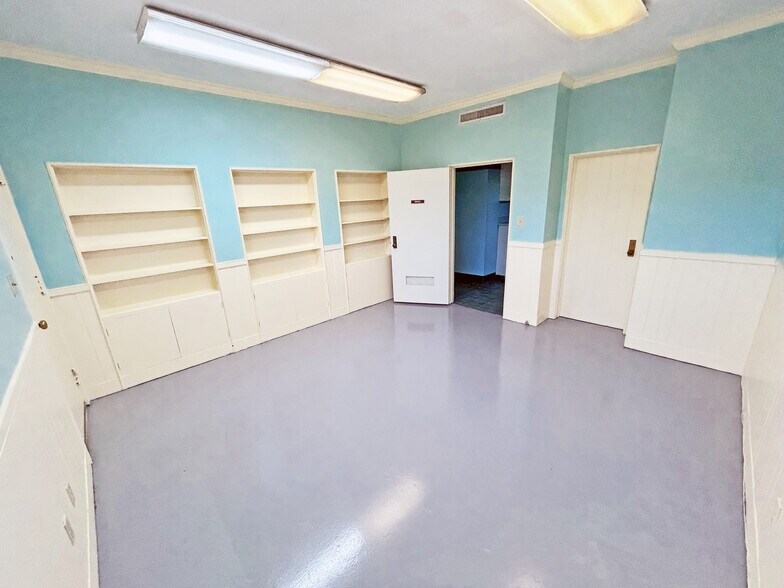 More Photos Of 1304 Government St, Mobile Veterinarian Kennel For Sale