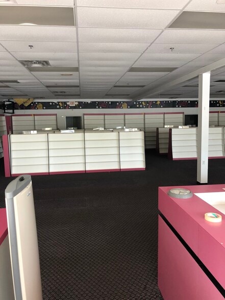 More Photos Of 927 S Broad St, Clinton Unknown For Lease