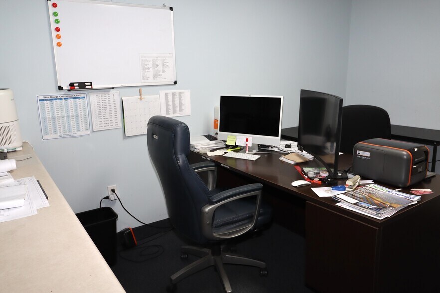 More Photos Of 2335 Columbia Hwy, Pulaski Office For Sale
