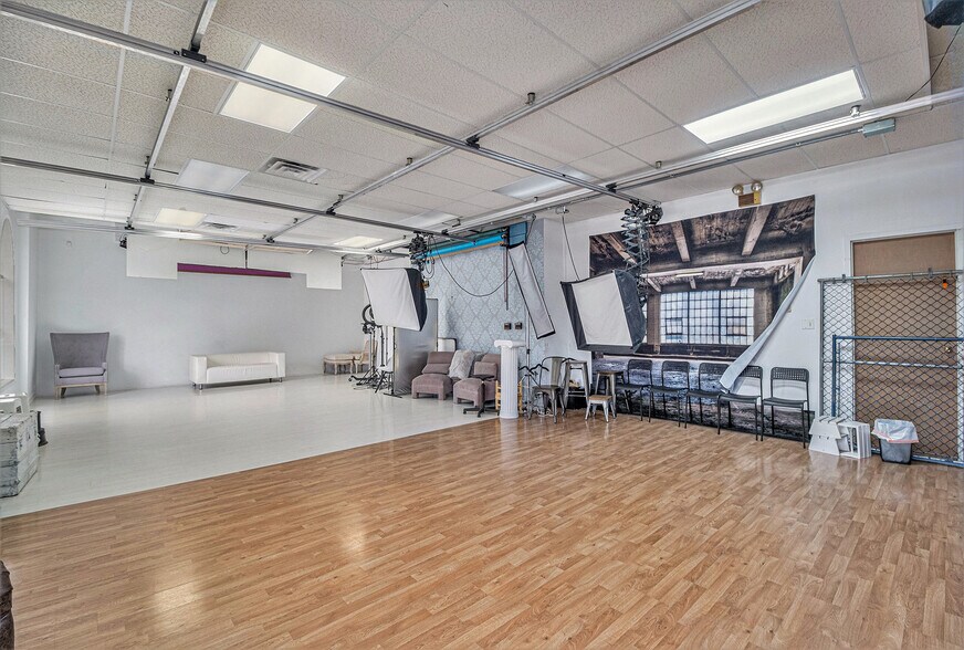 More Photos Of 33431 Grand River Ave, Farmington General Retail For Sale