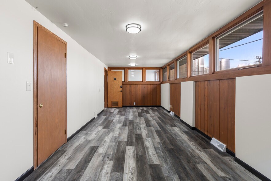 More Photos Of 400 S Linwood Ave, Appleton Office For Sale