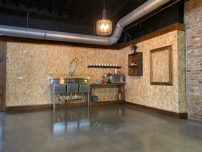 More Photos Of 1727 W 21st St, Chicago Office For Lease