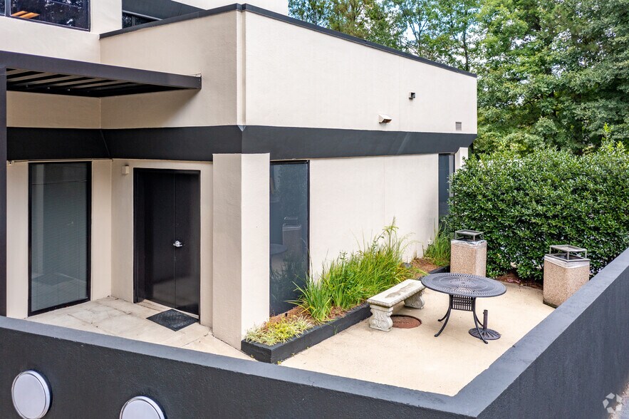 More Photos Of 2751 Buford Hwy NE, Atlanta Office For Lease