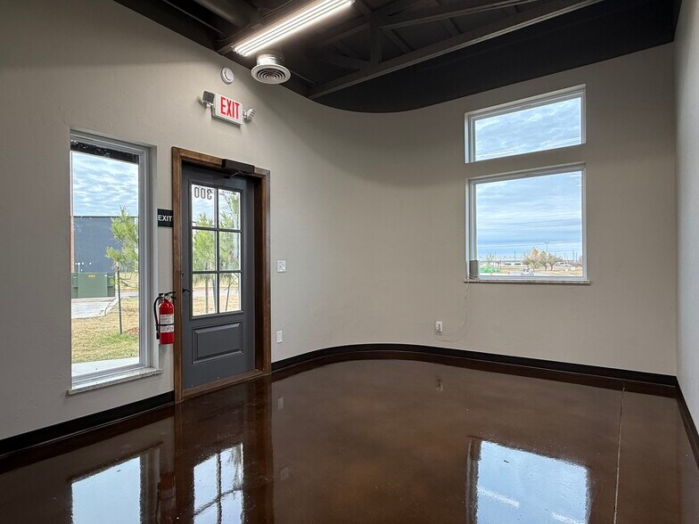 More Photos Of 8136 Silver Crossing, Oklahoma City Warehouse For Lease