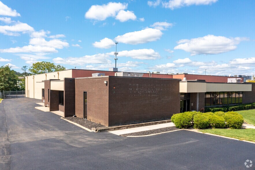 More Photos Of 21-23 W Aylesbury Rd, Timonium Light Distribution For Sale