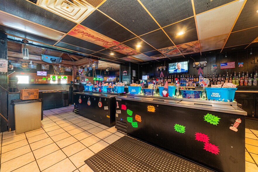 More Photos Of 689 Cedar St, Coshocton Bar For Sale