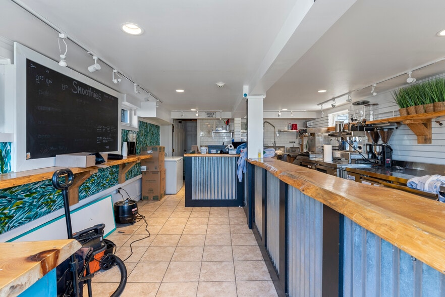 More Photos Of 113 113, 115 & 117 Perkins Cove, Ogunquit General Retail For Sale
