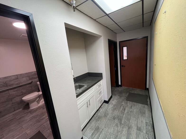 More Photos Of 840 W 9th St, Upland Unknown For Lease