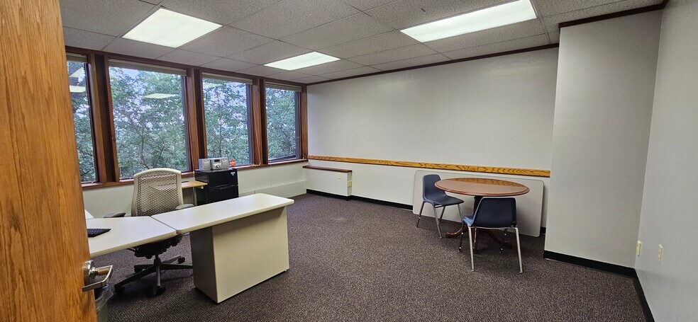 More Photos Of 1010 Oak Ridge Dr, Eau Claire Loft Creative Space For Lease