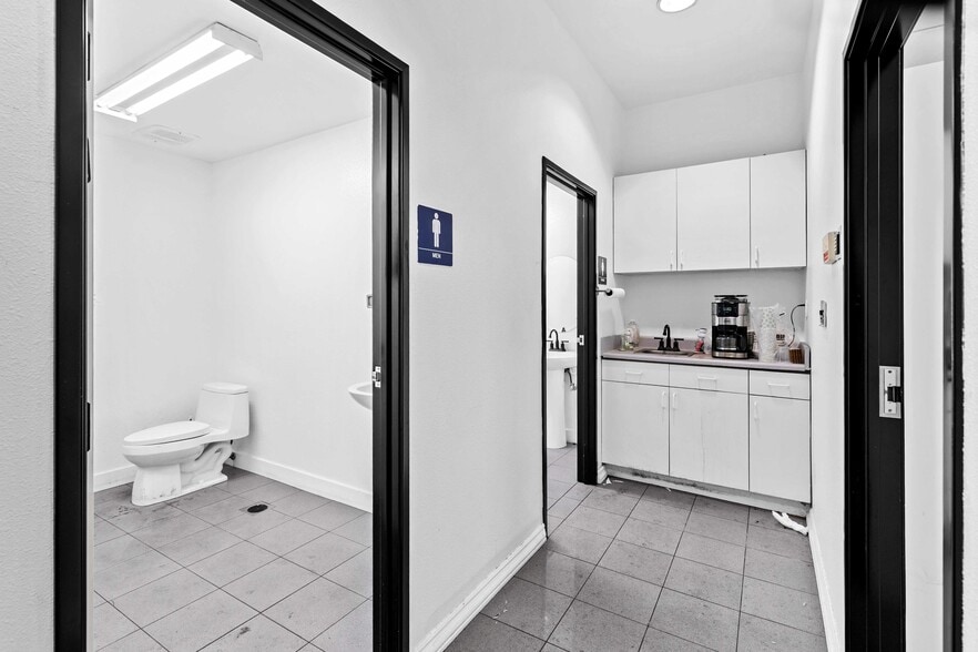 More Photos Of 9362 Eton Ave, Chatsworth Warehouse For Lease