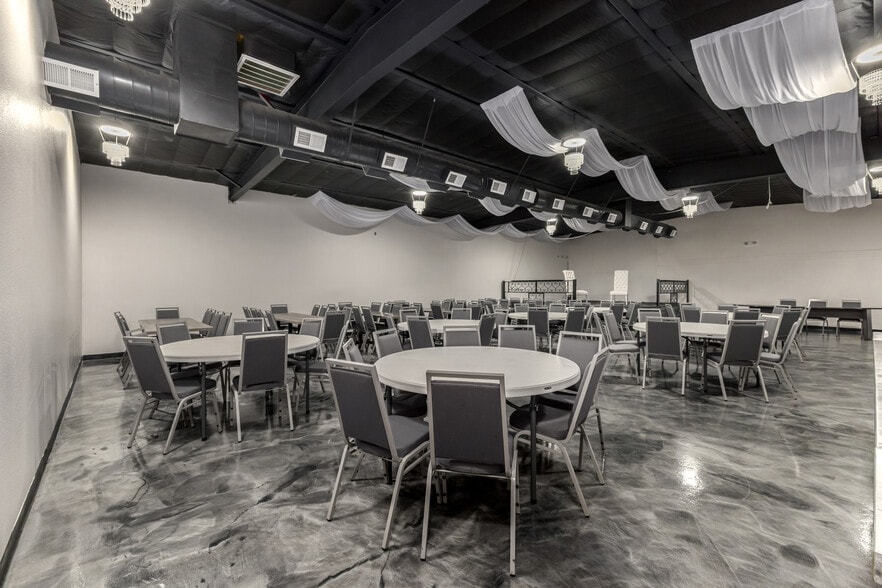 More Photos Of 2533 N 16th St, Phoenix Showroom For Sale