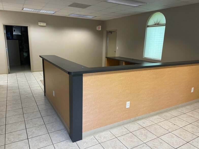 More Photos Of 1704 N Holmes Dr, Marion Office For Sale