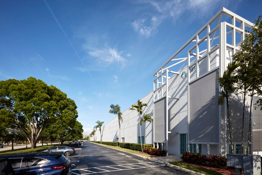 More Photos Of 10814 NW 33rd St, Miami Distribution For Lease